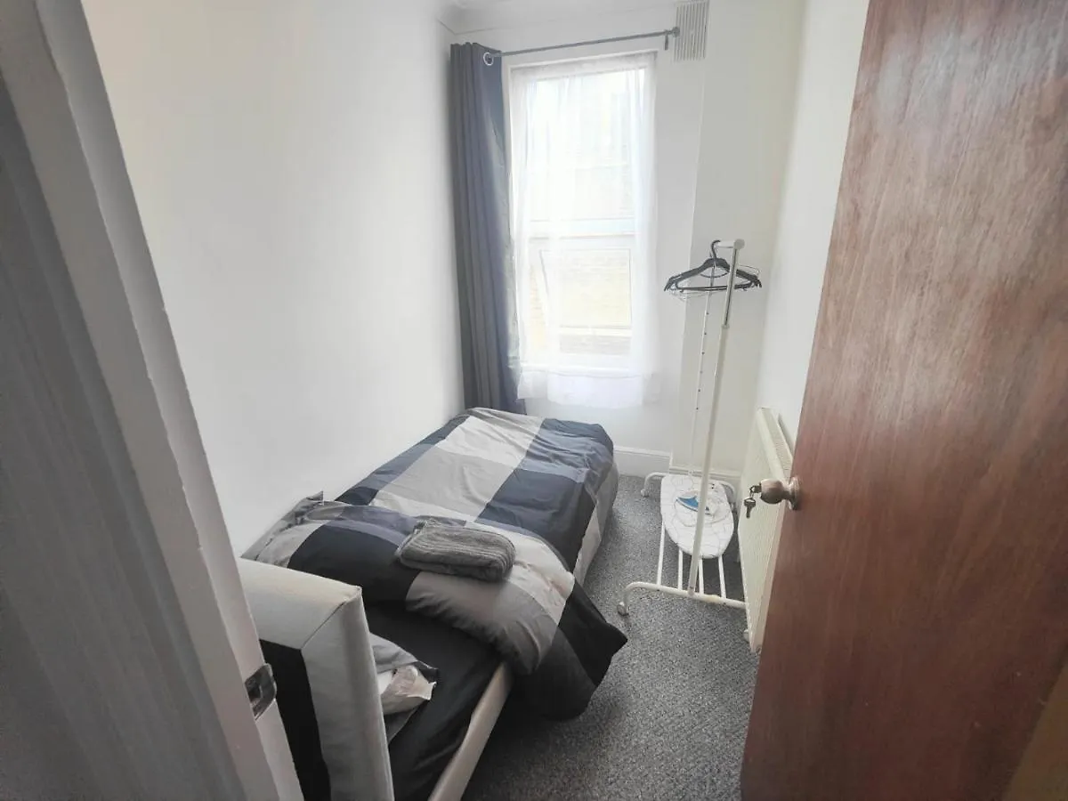 Lovely 3 Bedroom Serviced Apartment In Leytonstone Londres