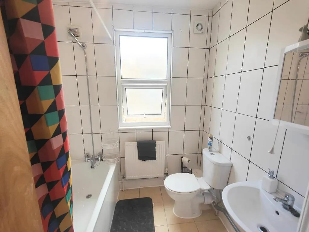 Lovely 3 Bedroom Serviced Apartment In Leytonstone Londres 0*,  Reino Unido