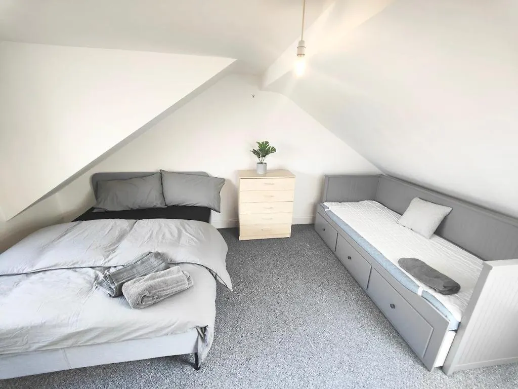 Lovely 3 Bedroom Serviced Apartment In Leytonstone Londres